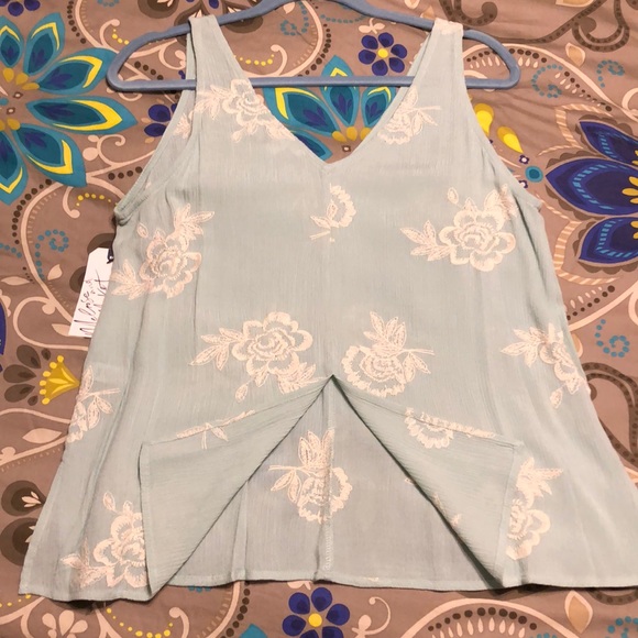 NWT - Embroidered Top by Melrose and Market. Sz M - Picture 2 of 8